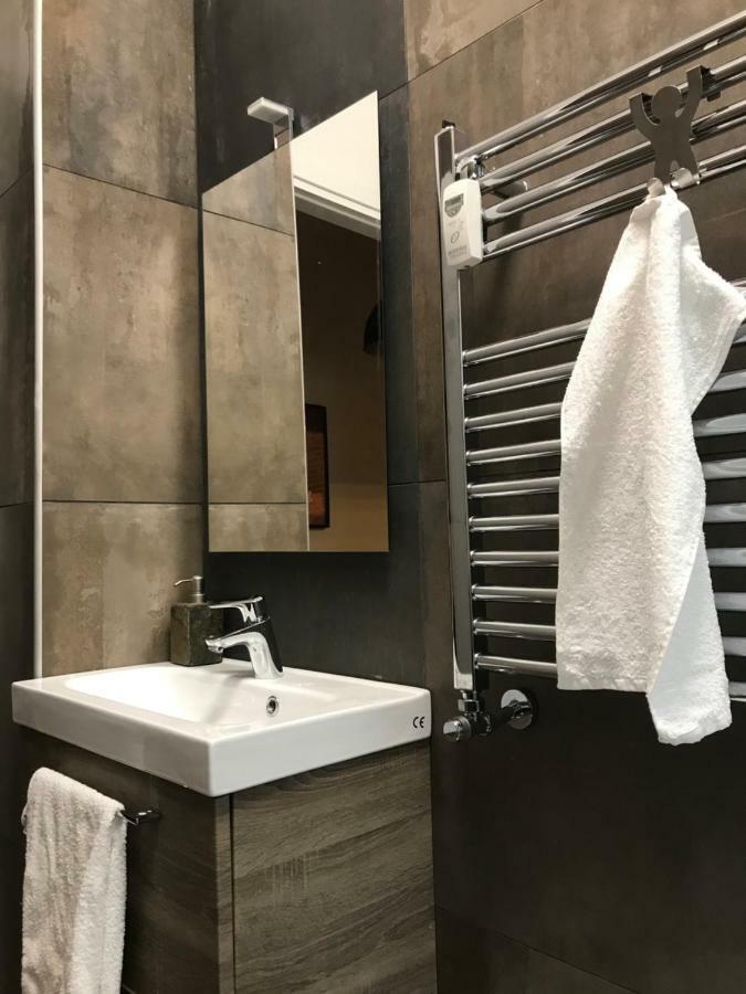 Apartemen 58 m² dengan 2 kamar tidur dan 1 kamar mandi pribadi di Appio Latino Rome Bagian luar foto